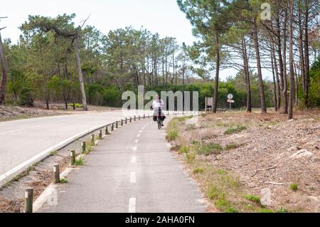 Cicli di donna sulla Eurovelo 1 costa atlantica rotta vicino a Nazar nel Portogallo centrale. Questo percorso ciclabile corre lungo l'oceano Atlantico Foto Stock