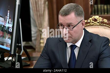 Mosca, Russia. 27 dicembre, 2019. Russo di situazioni di emergenza il Ministro Yevgeny Zinichev durante un incontro con il Presidente Vladimir Putin al Cremlino Dicembre 27, 2019 a Mosca, in Russia. Credito: Aleksey Nikolskyi Cremlino/Piscina/Alamy Live News Foto Stock