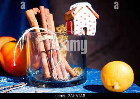 Anno nuovo albero di Natale ornamenti e gingerbread cookies con bastoncini di cannella sfondo Foto Stock