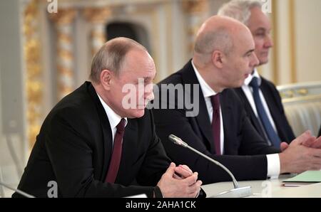 Il presidente russo Vladimir Putin e il ministro delle Finanze russo Anton Siluanov, destra, durante un incontro con i responsabili aziendali presso il Cremlino Dicembre 25, 2019 a Mosca, in Russia. Foto Stock