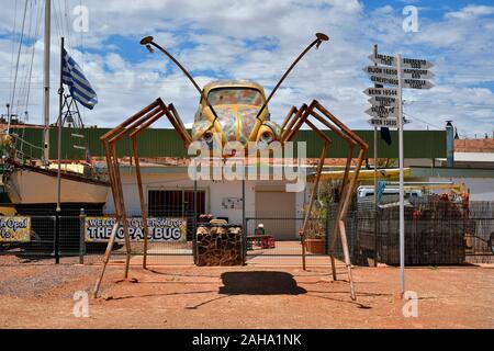 Coober Pedy, SA, Australia - 14 Novembre 2017: scultura con auto per opal shop nel villaggio outback in Sud Australia Foto Stock