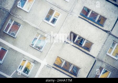 La facciata grigia del vecchio a più piani edificio residenziale dall URSS volte in Russia Foto Stock