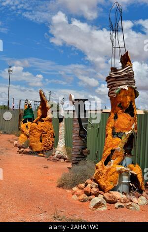 Australia, Coober Pedy, vecchi film attrezzatura sul parcheggio pubblico nel villaggio del Sud Australia Foto Stock