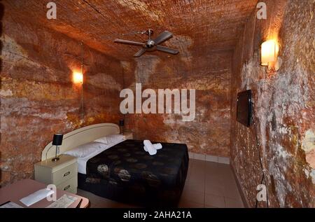 Coober Pedy, SA, Australia - 12 Novembre 2017: all'interno undergriound hotel costruito nella roccia - tipo tradizionale di vivere nel villaggio nell'outback Foto Stock