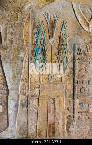 Patrimonio Mondiale dell'UNESCO, Tebe in Egitto, tempio tolemaico di Deir el Medineh, dedicato a Hathor. Le lattughe di blu di dio Min, su un piccolo tempio del modello. Foto Stock