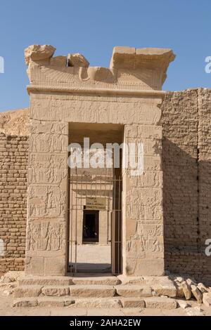 Patrimonio Mondiale dell'UNESCO, Tebe in Egitto, tempio tolemaico di Deir el Medineh, dedicato a Hathor. Primo gate. Foto Stock