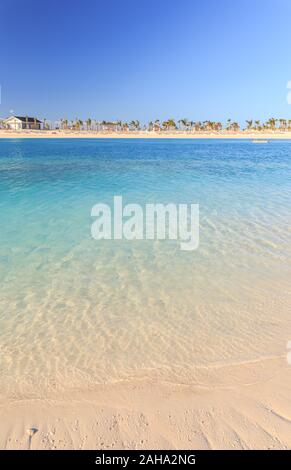 Spiaggia tropicale delle Bahamas con crystal clear acqua turchese Foto Stock