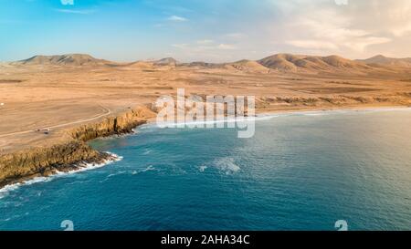 Vista aerea della costa ovest di Fuerteventura al tramonto, isole canarie Foto Stock