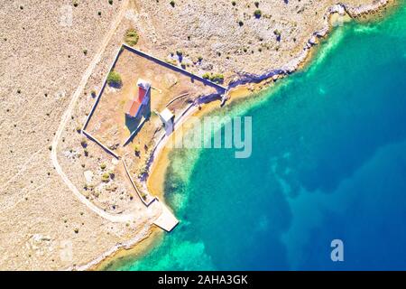 Vista aerea di Zecevo isola chiesa e spiaggia vicino Vrsi, Nin arcipelago della Dalmazia, Croazia Foto Stock