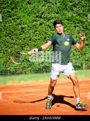 Murcia, Spagna, 26 dicembre 2019: Carlos Alcaraz Garfía un tennista spagnolo che si prepara ad una partita di tennis. Foto Stock