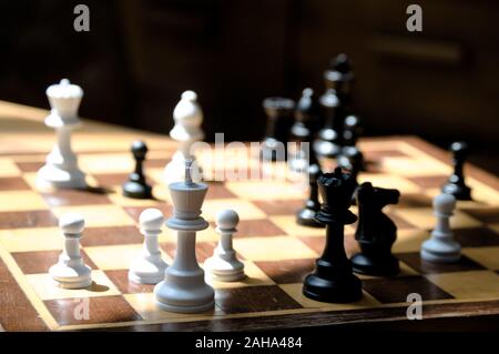 Pezzi di scacchi su una scacchiera Foto Stock