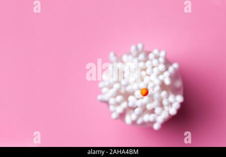 Mazzetto di tamponi di cotone in un bouquet di fiori con un bastoncino di cotone rosso sulla parte superiore con posto per il testo Foto Stock