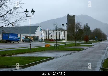 Il parcheggio principale di Inverary su un ritardo, uggioso inverno pomeriggio con una illuminata vivamente e invitante Co-Op supermercato. 16/12/19 Foto Stock