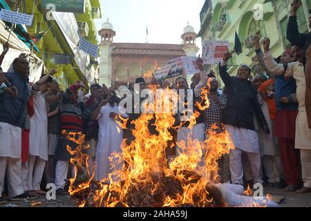 Ajmer, India. 27 Dic, 2019. Una protesta contro la cittadinanza emendamento Act e il registro nazionale dei cittadini agiscono in Ajmer. Corpi di musulmani in Ajmer bruciato effigi di Dargah Dewan (capo supremo) Syed Zainual Abedin Ali Khan di fronte Dargah, Ajmer. (Foto di Shaukat Ahmed/Pacific Stampa) Credito: Pacific Press Agency/Alamy Live News Foto Stock