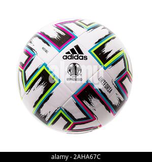 SWINDON, Regno Unito - 27 dicembre 2019: Adidas UNIFORIA pallone ufficiale di UEFA EURO 2020 concorrenza su uno sfondo bianco. Foto Stock