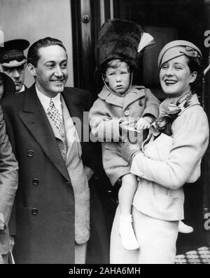 IRVING THALBERG e sua moglie NORMA SHEARER fotografato per la prima volta con il loro figlio Irving Thalberg JR alla stazione ferroviaria di Waterloo a Londra il 12 Luglio 1933 Foto Stock