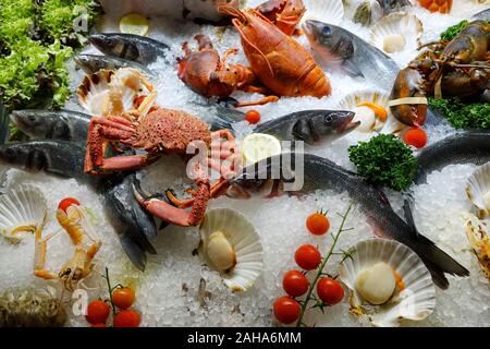Misto di pesce fresco su ghiaccio per il mercato aperto in stretta in alto formato di visualizzazione Foto Stock