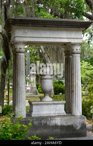 Tomba ornata,cripta,urna,neo-classico grave,Cimitero,tombe,lapide,lapidi,cimiteri,sito storico,Live Oaks,Quercus virginiana,Spagnolo Foto Stock