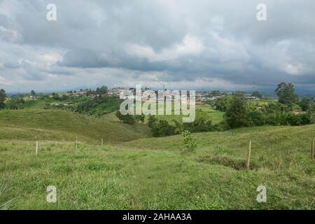 Lussureggiante paesaggio verde in la Caretera "caffè zona' Filandia, Colombia Foto Stock
