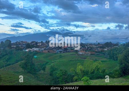 Lussureggiante paesaggio verde in la Caretera "caffè zona' Filandia, Colombia Foto Stock