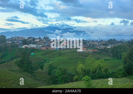 Lussureggiante paesaggio verde in la Caretera "caffè zona' Filandia, Colombia Foto Stock