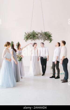 Groomsmen e damigelle con appena sposati sulla cerimonia di nozze. Foto Stock