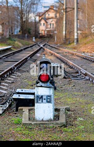 Semaforo rosso mostra il segnale sulla ferrovia. Foto Stock