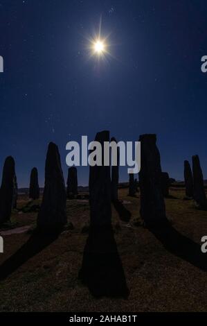 Stelle sopra e luna ombra di Calanais Standing Stones, isola di Lewis, Scozia Foto Stock