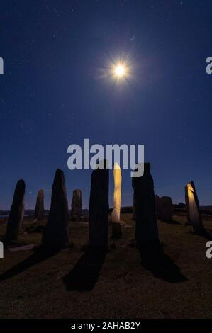 Stelle sopra e luna ombra di Calanais Standing Stones, isola di Lewis, Scozia Foto Stock