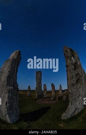 Stelle sopra e luna ombra di Calanais Standing Stones, isola di Lewis, Scozia Foto Stock