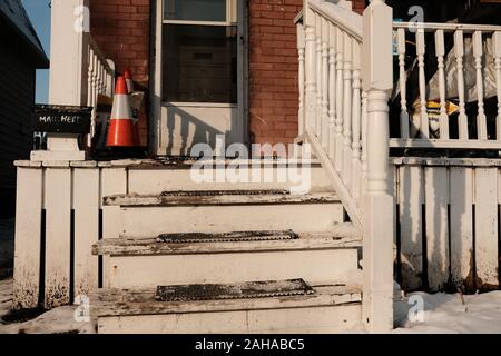 Scalette e ringhiere in legno indossate che conducono ad una porta anteriore del portico e del fly screen in un semi-indipendente del mattone, Glebe, Ottawa, Ontario, Canada. Foto Stock