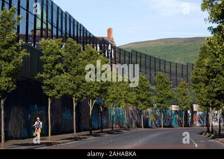 14.07.2019, Belfast, Irlanda del Nord e Gran Bretagna - parte protestante della parte occidentale di Belfast (Cupar modo), la pace muro divide i distretti per denominazione. Foto Stock