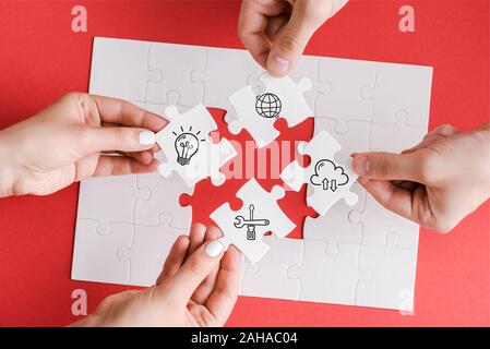 Vista dall'alto di un uomo e di una donna bianca di contenimento i pezzi del puzzle con illustrazione su bianco Foto Stock