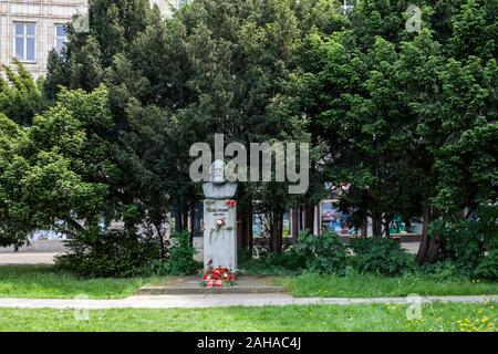 10.05.2018, Berlin, Berlin, Germania - Monumento con il busto di Karl-Marx a Strausberger Platz a Berlino-Friedrichshain. 00P180510D292CAROEX.JPG [MODELLO R Foto Stock