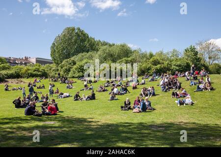 01.05.2018, Berlin, Berlin, Germania - i visitatori del Parco Goerlitz sedersi sul prato a Berlino-Kreuzberg maggio su 1. 00P180501D287CAROEX.JPG [modello di rilascio Foto Stock