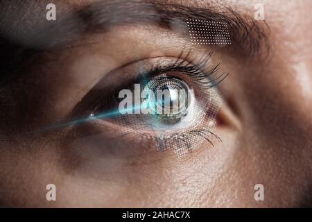 Vista ravvicinata dell occhio umano con illustrazione dei dati, concezione robotica Foto Stock