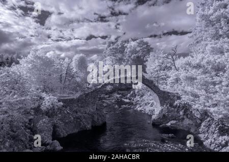 Il vecchio ponte Packhorse date dal 1717, Carrbridge, Cairngorms, Scozia Foto Stock