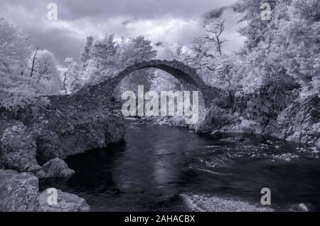 Il vecchio ponte Packhorse date dal 1717, Carrbridge, Cairngorms, Scozia Foto Stock