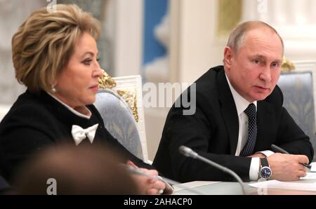 Il presidente russo Vladimir Putin e il Consiglio della Federazione presidentessa, Valentina Matviyenko durante un anno fine riunione del Consiglio della Federazione e la Duma di Stato al Cremlino Dicembre 24, 2019 a Mosca, in Russia. Foto Stock