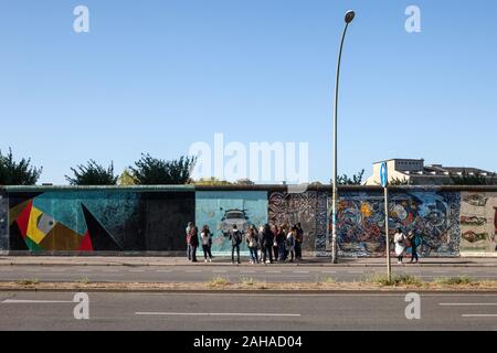 25.09.2018, Berlin, Berlin, Germania - i turisti di fronte la East-Side-Gallery in Muehlenstrasse a Berlino-Friedrichshain. 00P180925D024CAROEX.JPG [ Foto Stock