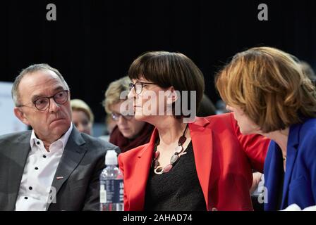 06.12.2019, Berlin, Berlin, Germania - Norbert Walter-Borjans, Saskia Esken e Malu Dreyer all inizio del partito federale conferenza della Soc Foto Stock