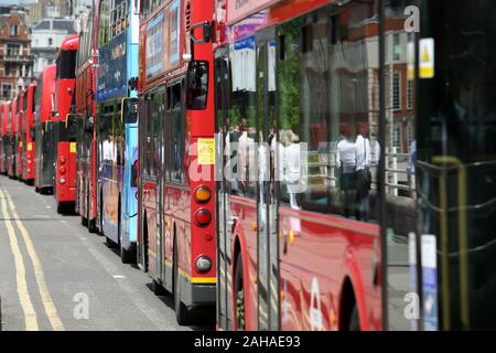 24.05.2017, Londra, , Gran Bretagna - Gli autobus sono bloccato in un ingorgo. 00S170524D082CAROEX.JPG [modello di rilascio: NO, la proprietà di rilascio: NO (c) caro imag Foto Stock