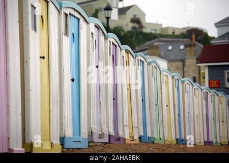 27.05.2017, Ventnor, Isle of Wight, Gran Bretagna - Cabine sulla spiaggia. 00S170527D085CAROEX.JPG [modello di rilascio: non applicabile, proprietà RELEAS Foto Stock