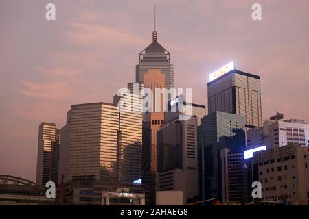 09.12.2017, Hong Kong, Hong Kong, Cina - grattacieli di Wan Chai district con la RAS di Hong Kong Central Plaza Hotel. 00S171209D118CAROEX.JPG [modello rele Foto Stock