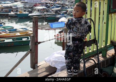 09.12.2017, Hong Kong, Hong Kong, Cina - little boy presso il villaggio di pescatori di Lei Yue Mun. 00S171209D162CAROEX.JPG [modello di rilascio: NO, proprietà RELEA Foto Stock