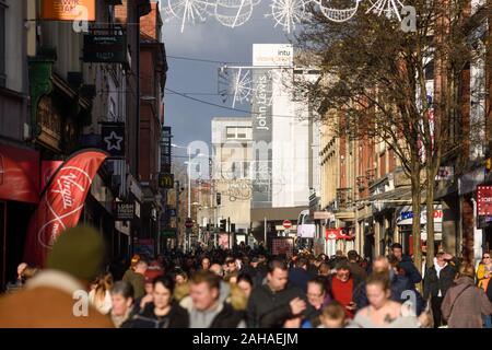 Christmas Shopper su Clumber Street nel centro citta' di Nottingham.UK. Foto Stock