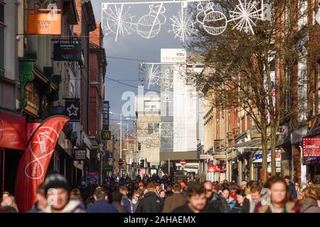 Christmas Shopper su Clumber Street nel centro citta' di Nottingham.UK. Foto Stock