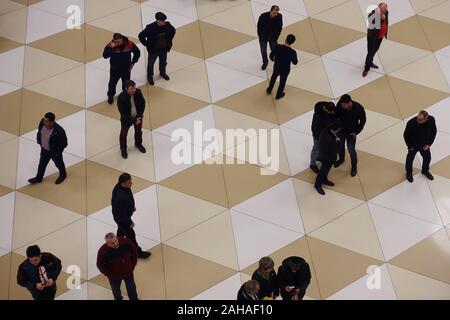 25.03.2018, Baku, , Azerbaigian - la gente del terminal dell aeroporto internazionale Heydar Aliyev. 00S180325D276CAROEX.JPG [modello di rilascio: NO, la proprietà R Foto Stock