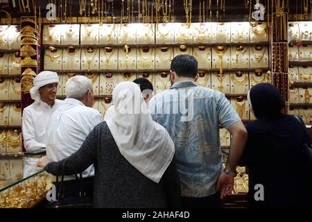 26.03.2018, Dubai, Dubai, Emirati Arabi Uniti - la gente del luogo in una gioielleria shop della Gold Souq. 00S180326D291CAROEX.JPG [modello di rilascio: No, re di proprietà Foto Stock