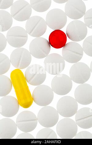 Verschiedene Tabletten, Kosten, Geld, Euro, Gesundheitswesen, Krankenhasse, Medizin, Pillen, Foto Stock